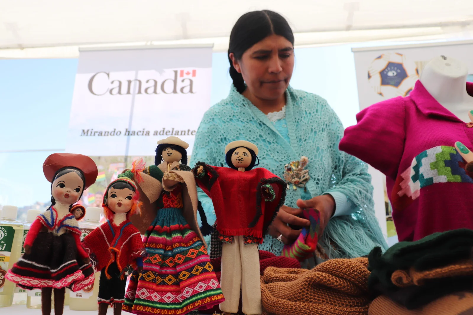Artesanías y productos locales expuestos en un evento de CECI